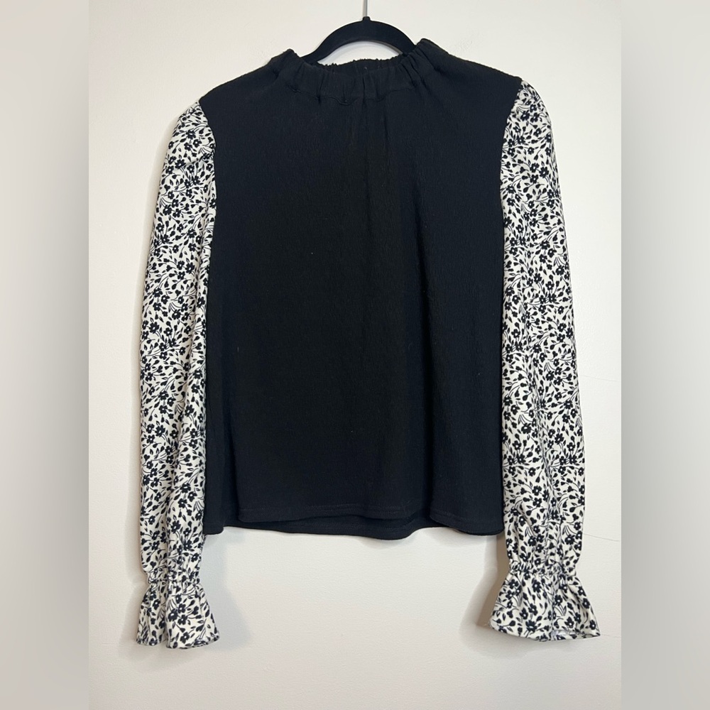 THML Black Floral Sleeve Blouse Women’s‎ Small Ruffle Cuff Long Sleeve Top